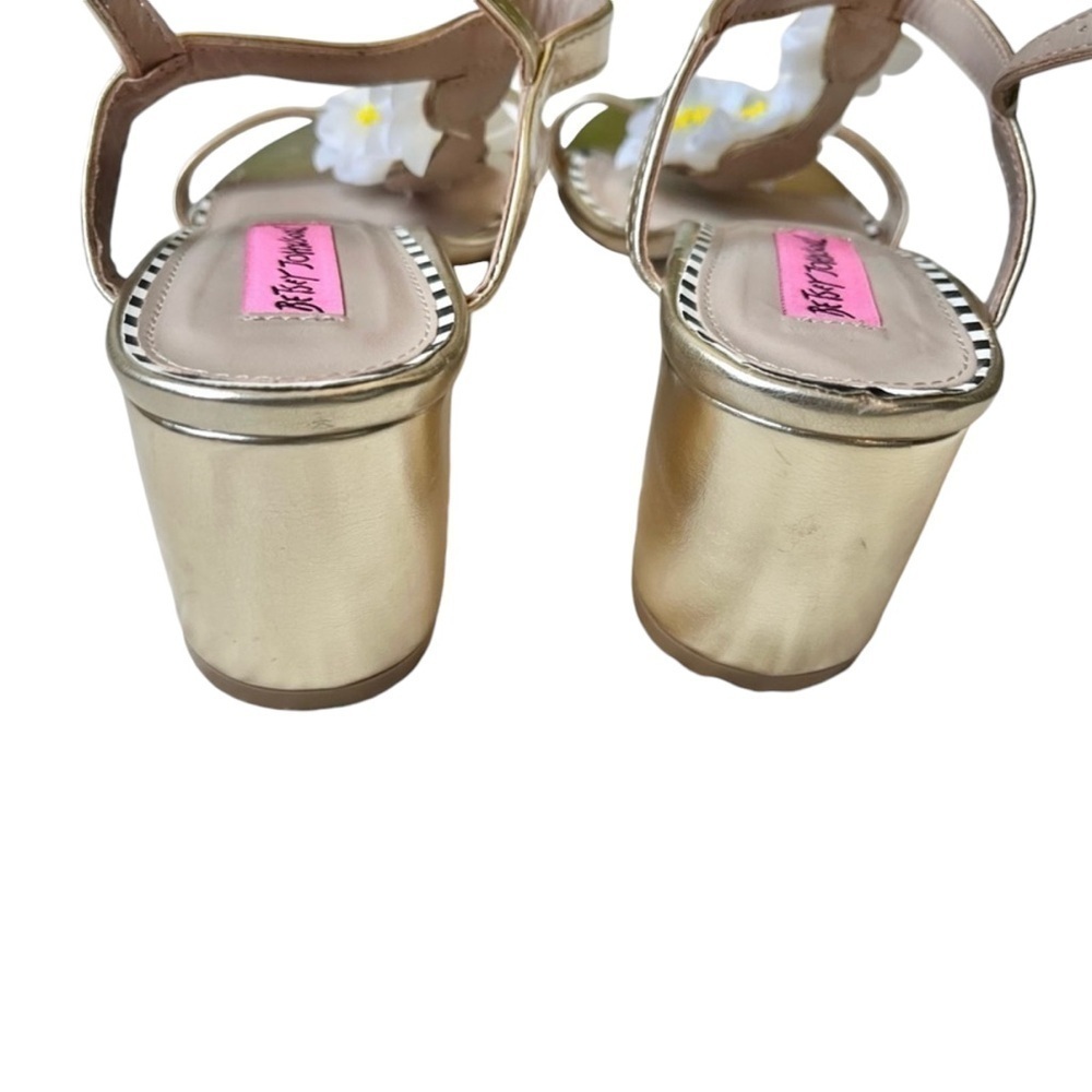 Women’s BETSEY JOHNSON Arden Sandals Gold Floral Heels Shoes - Picture 3 of 5